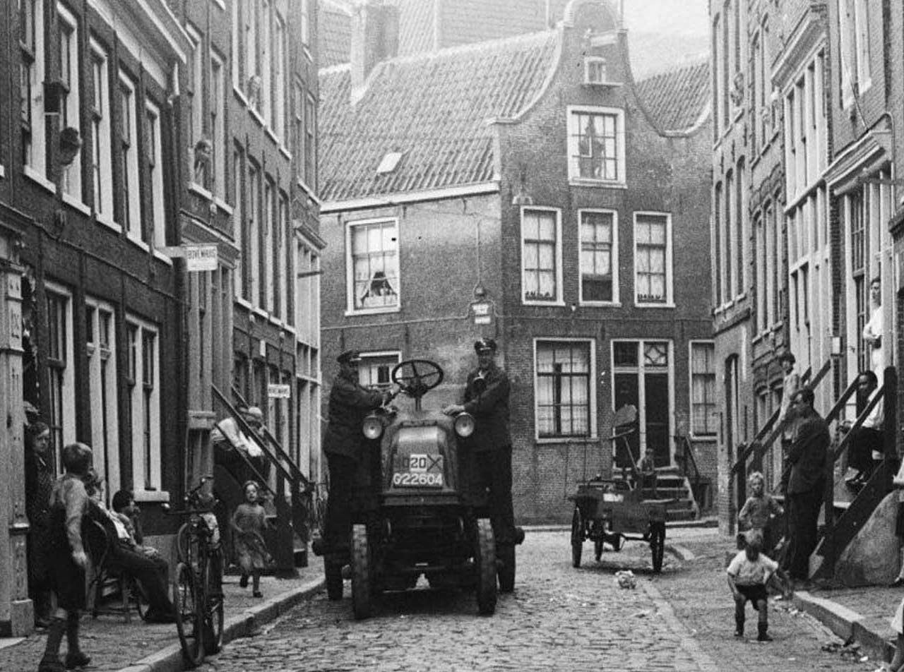 A. van Wees Distilleerderij De Ooievaar