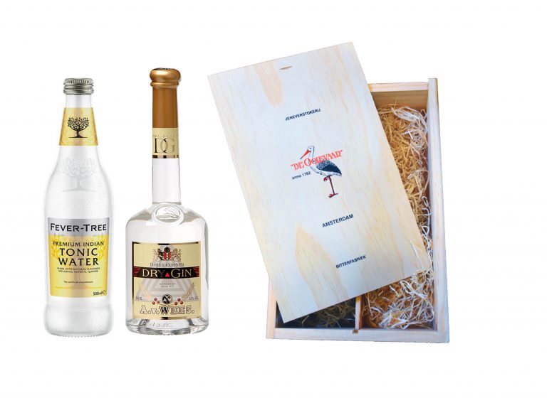 Gin & Tonic in wooden box with tumbler